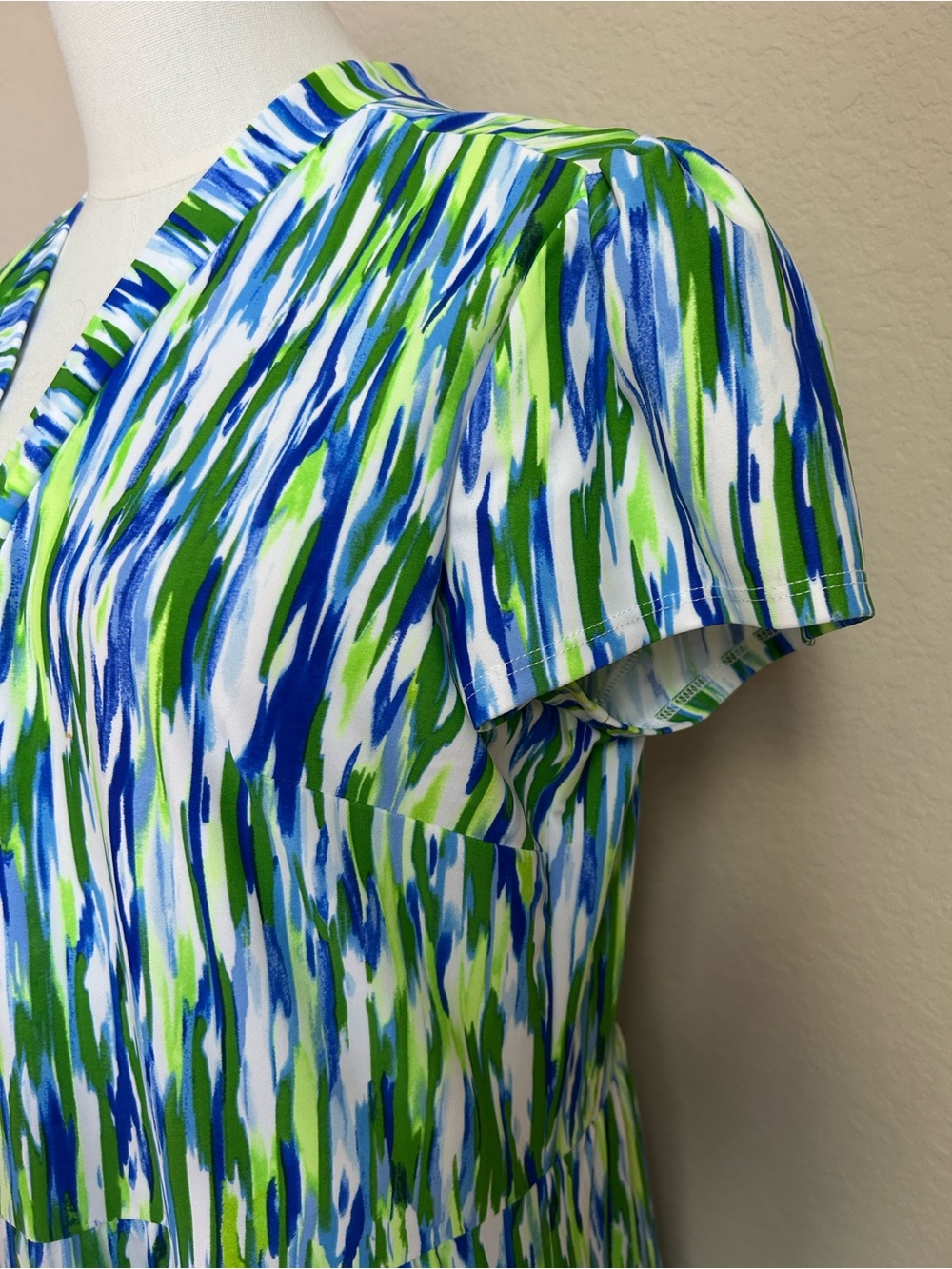 Jude Connally Blue Green White Brushstroke V-Neck Tiered Midi Dress - Picture 4 of 6